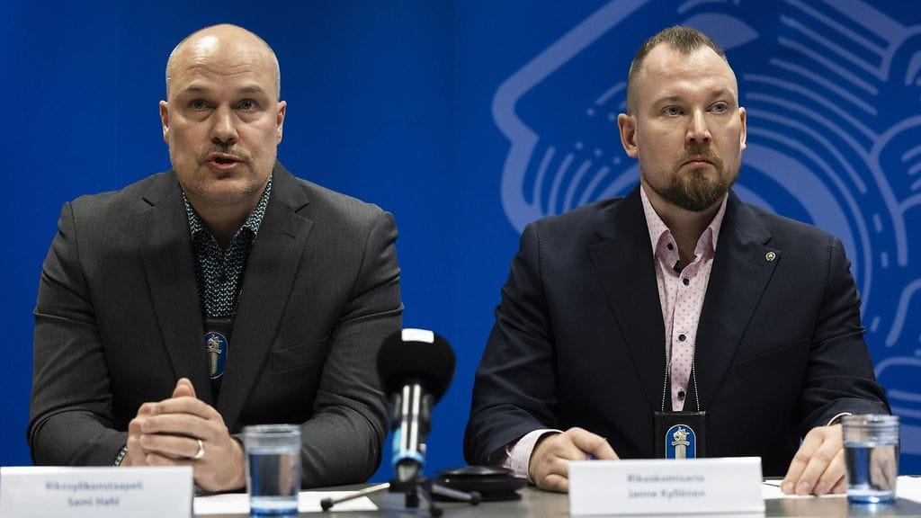 Päätutkija, rikosylikonstaapeli Sami Hahl (vas.) sekä tutkinnan yleisjohtaja, rikoskomisario Janne Kyllönen Itä-Suomen poliisin mediatilaisuudessa Kuopiossa 2. lokakuuta 2025.