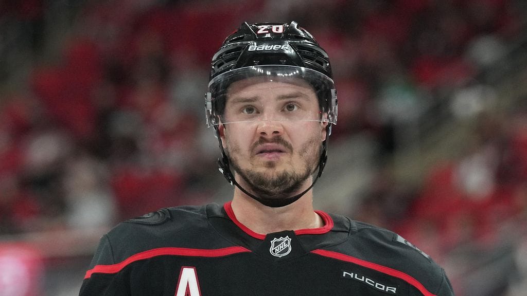 Sebastian Aho otti kohtalokkaan jäähyn Joakim Kemellin hurjan taklauksen jälkeen.