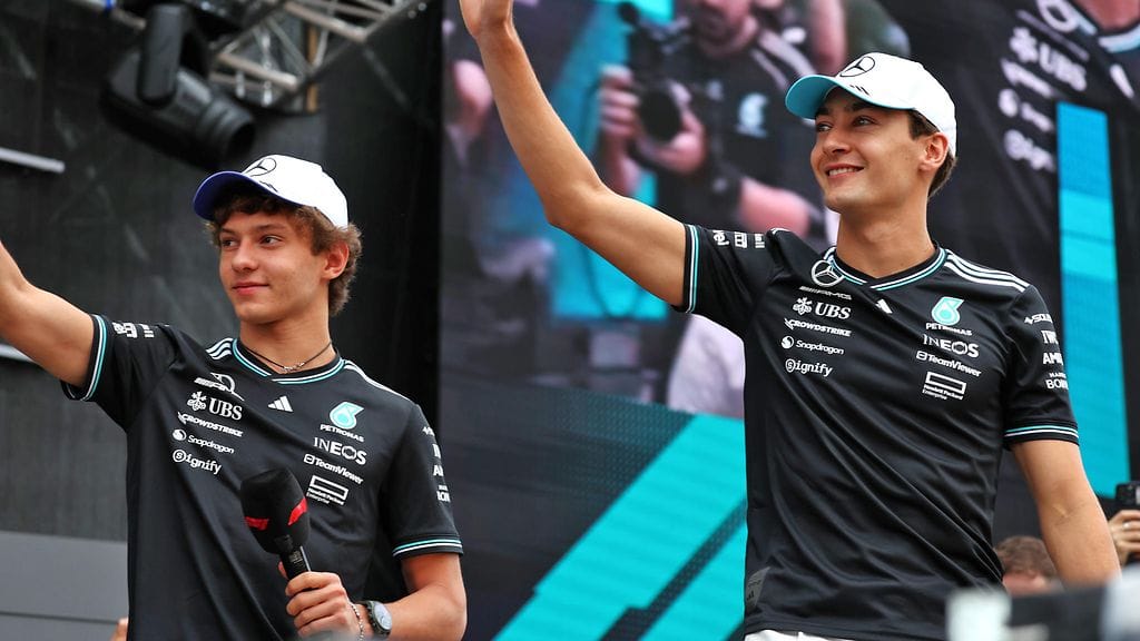 Kimi Antonelli (vas.) ja George Russell jatkavat Mercedeksen kisakuljettajina.