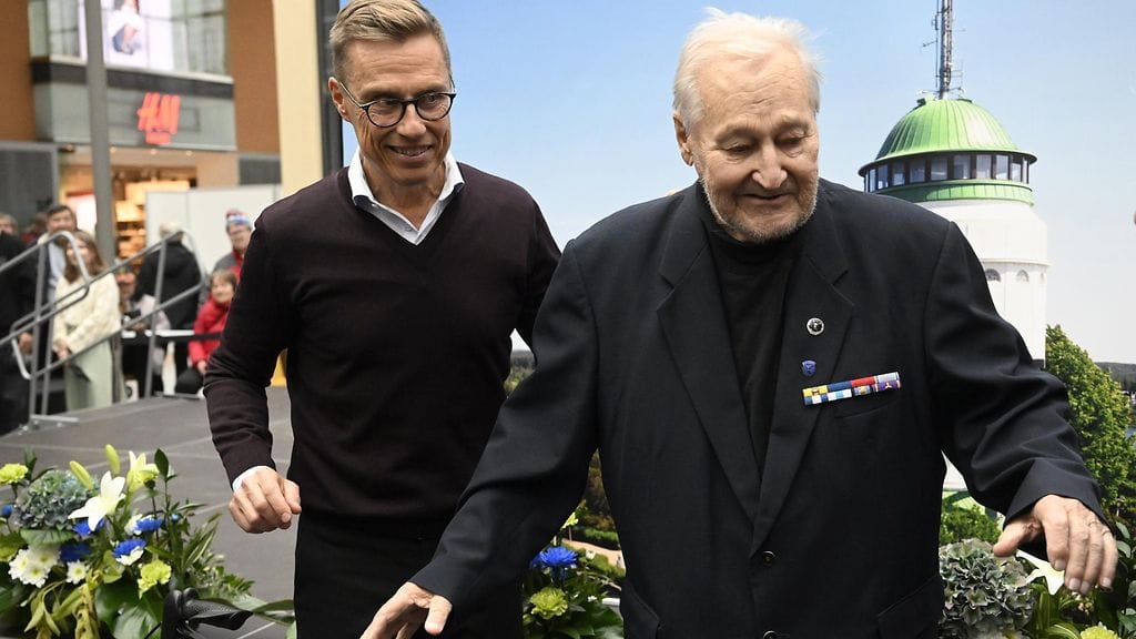 Tasavallan presidentti Alexander Stubb asettui yhteiskuvaan Juhani Oksmanin kanssa yleisötilaisuudessa kauppakeskus Stellassa Mikkelissä 15. lokakuuta 2025.