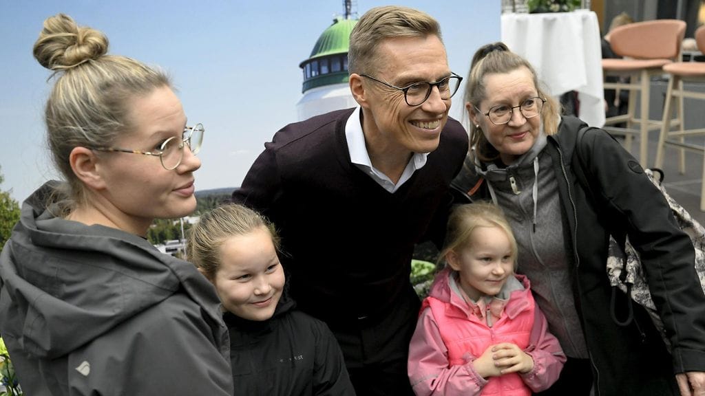 Martta Kuitunen-Hasanen (vas.), Ellen Hasanen, Isla Hasanen ja Mirja Mäntynen asettuivat yhteiskuvaan tasavallan presidentti Alexander Stubbin kanssa yleisötilaisuudessa kauppakeskus Stellassa Mikkelissä.