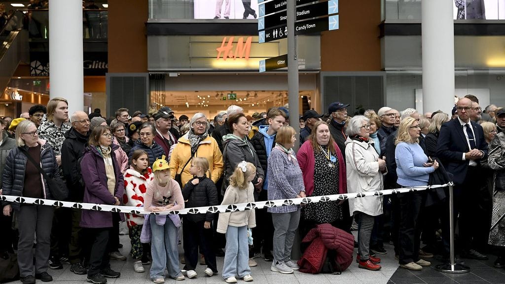 Yleisöä presidentti Stubbin vierailun yleisötilaisuudessa Kauppakeskus Stellassa Mikkelissä 15. lokakuuta 2025.