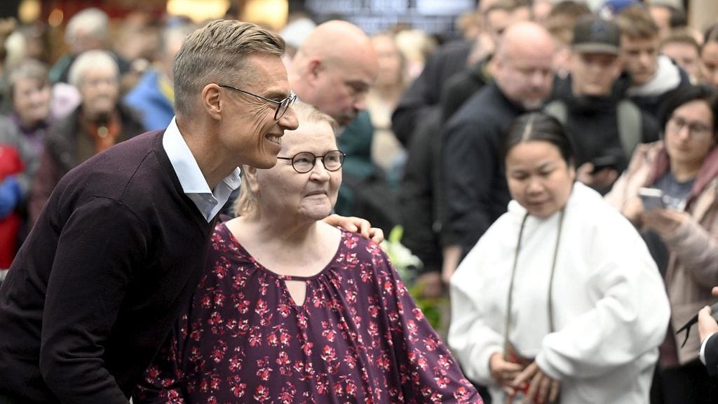 Tasavallan presidentti Alexander Stubb tapasi kansalaisia ja poseerasi yhteiskuvissa yleisötilaisuudessa kauppakeskus Stellassa Mikkelissä 15. lokakuuta 2025.