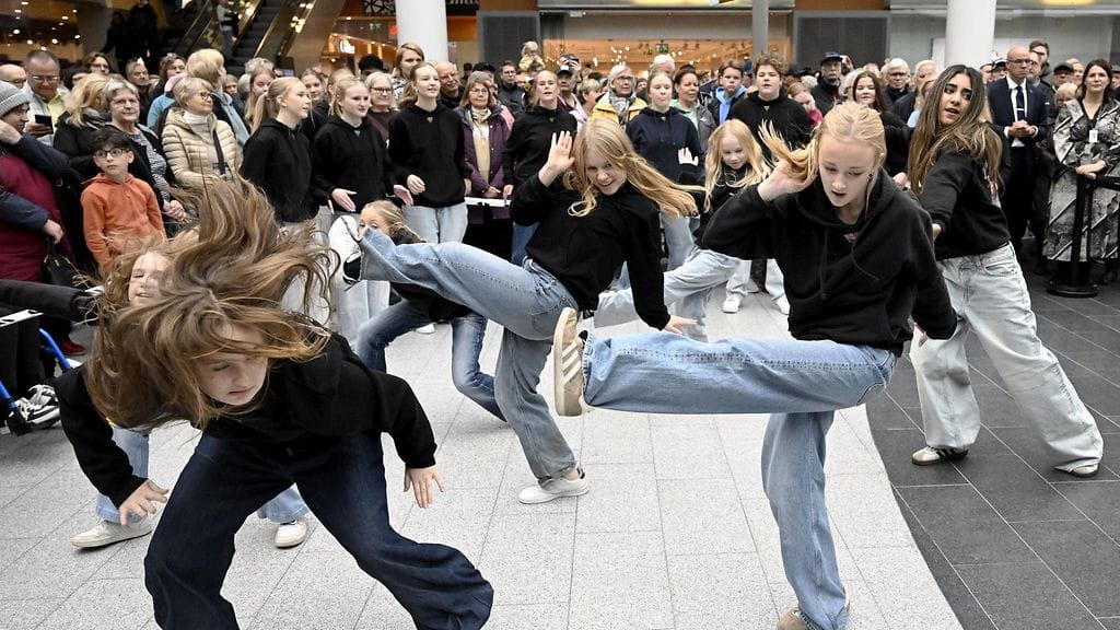 MiX Studion tanssiryhmä esiintyi presidentti Stubbin vierailun yleisötilaisuudessa Kauppakeskus Stellassa Mikkelissä 15. lokakuuta 2025.
