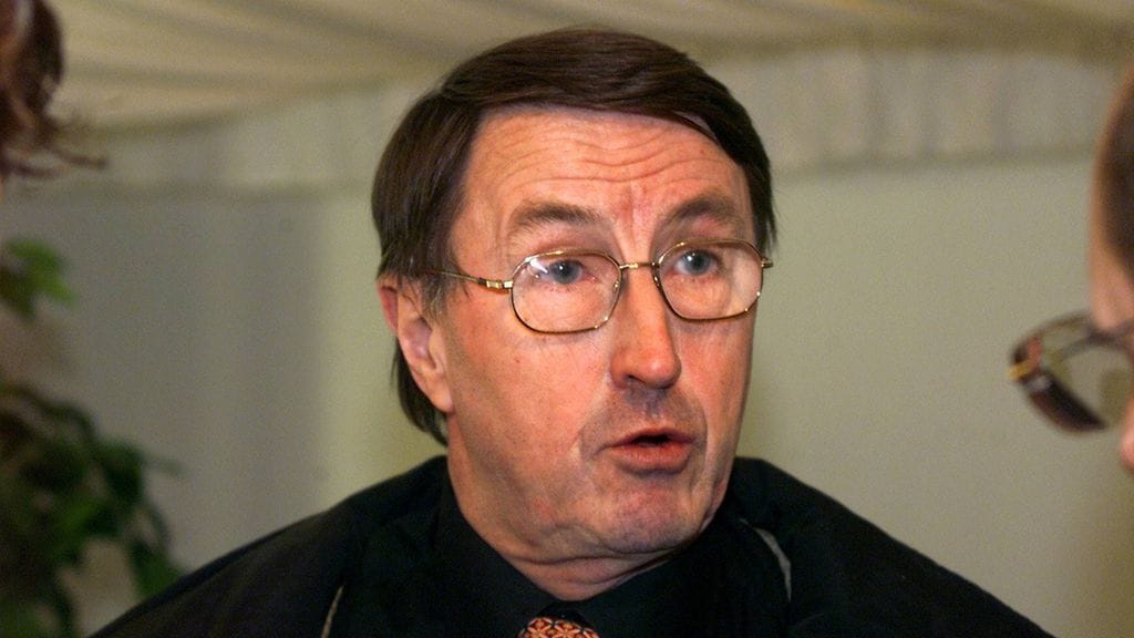 Curre Lindström oksensi mustaa verta ja menetti tajunsa.