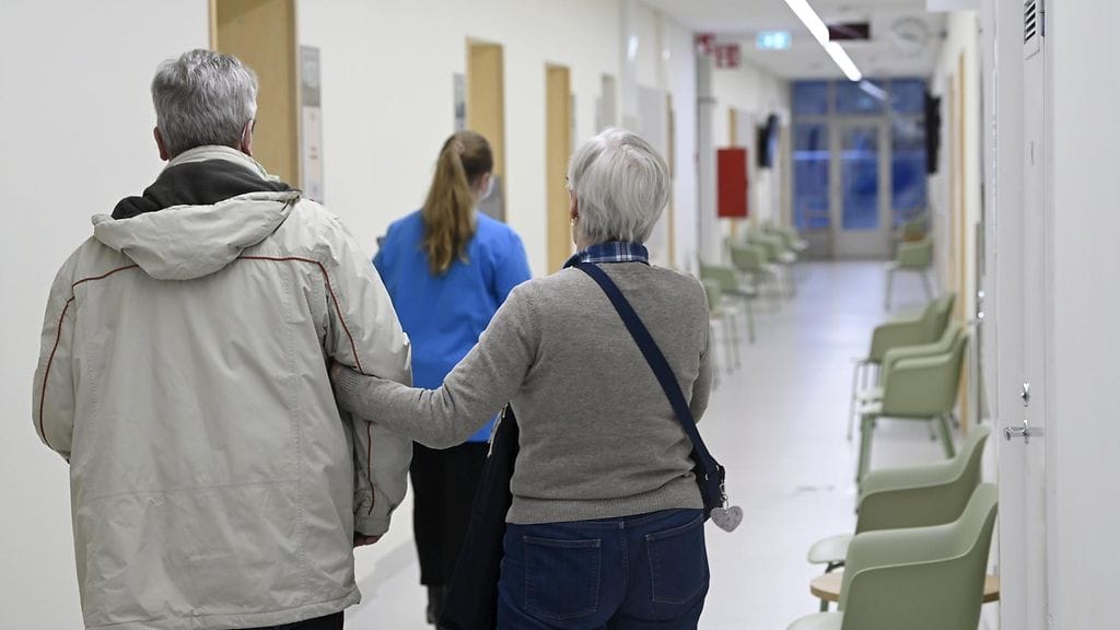 Iäkäs pariskunta ja sairaanhoitaja Kivelän terveysasemalla Helsingissä joulukuussa 2022. THL:n mukaan yli 85-vuotiaiden määrä lähes kaksinkertaistuu vuoteen 2040 mennessä.
