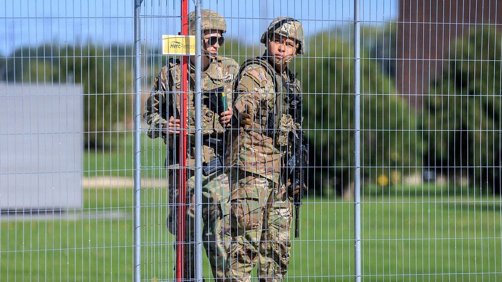 Sotilaita kansalliskaartin univormuissa Illinoisissa lokakuussa.