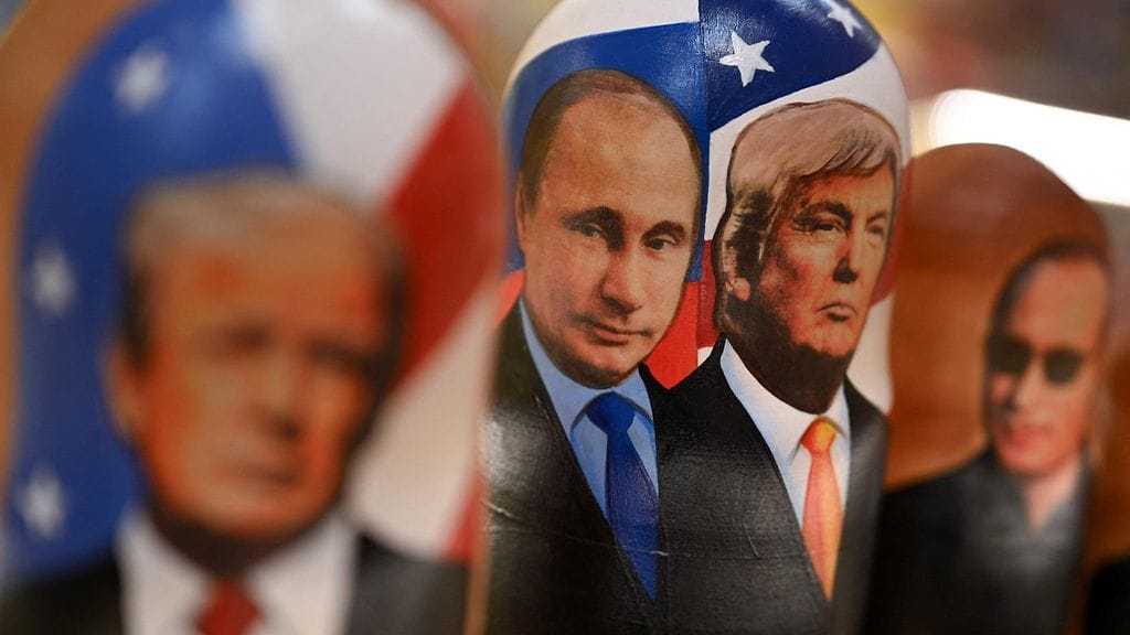 Vladimir Putinia ja Donald Trumpia esittäviä maatuskanukkeja myynnissä lahjatavarakaupassa Moskovan keskustassa turistien suosimalla Arbat-kadulla tänään tiistaina.