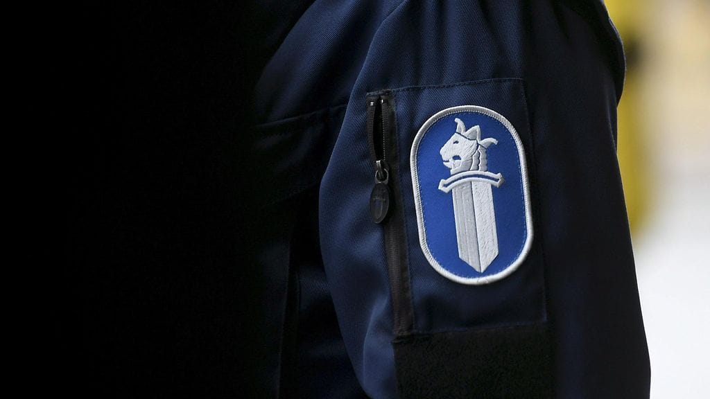 Poliisi epäilee, että autolla oli huomattavan kova nopeus sen ajautuessa ulos tieltä.