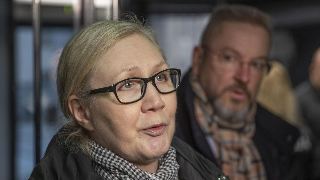 Anneli Auer puhui medialle Varsinais-Suomen käräjäoikeudessa Turussa tiistaina. Hänen takanaan oli hänen asianajajansa Markku Fredman.