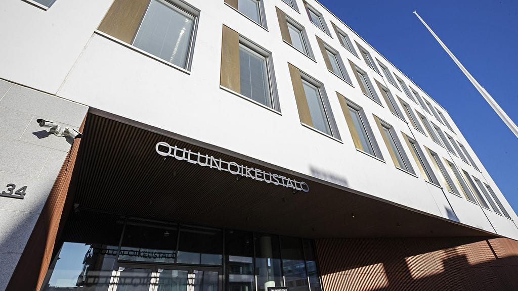 Oulun oikeustalon sisäänkäynti 7. huhtikuuta 2025.