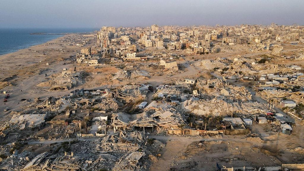 Hamas on ilmoittanut, että jäänteiden löytäminen Israelin pommittaman Gazan raunioista vie aikaa. Kuvituskuvassa näkyy tuhoa Gazan Al-Remalin kaupunginosassa 23. lokakuuta 2025.