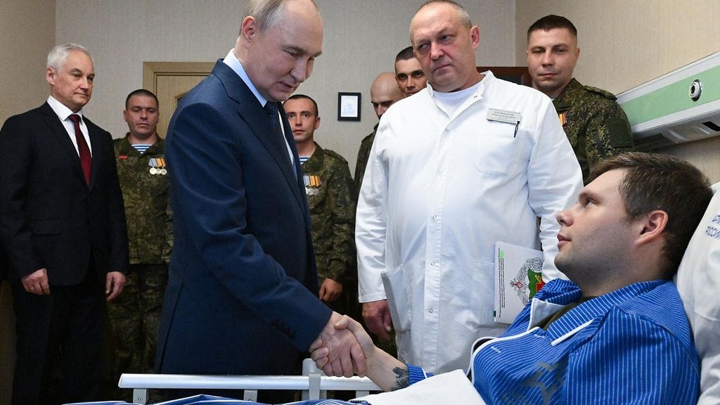 Putin kertoi torpedon testauksesta tavatessaan Ukrainassa loukkaantuneita sotilaita Mandrykan keskussotilassairaalassa Moskovassa keskiviikkona.