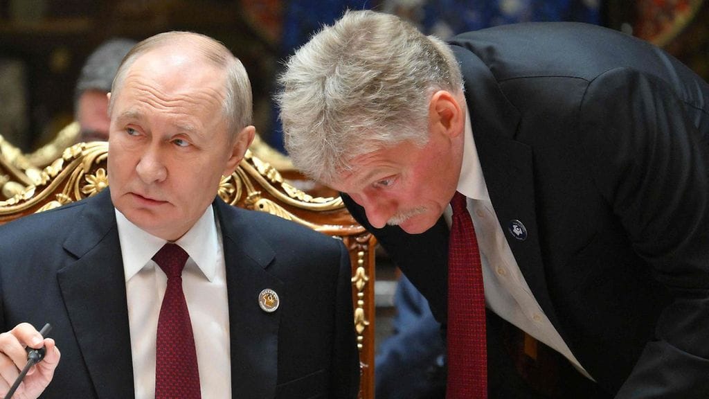 Venäjän presidentti Vladimir Putin ja Kremlin tiedottaja Dmitri Peskov lokakuussa 2025.