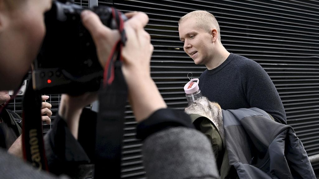 Psykoterapiakeskus Vastaamon tietomurrosta syytetty Aleksanteri Kivimäki Helsingin hovioikeuden edustalla 11. syyskuuta 2025.