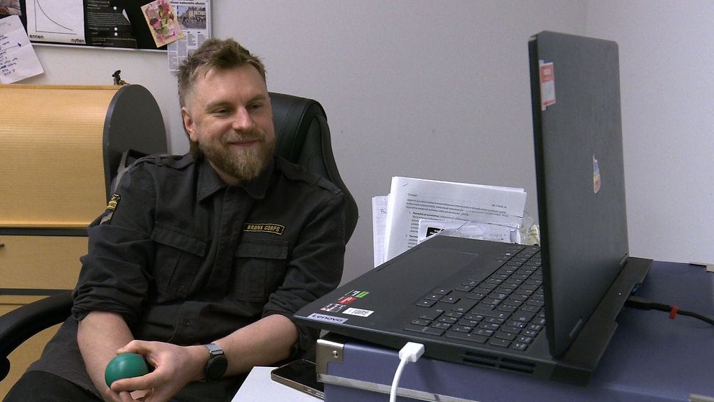 Verkkoon kadonneet -hankkeen koordinaattori Ville Manninen on yli vuoden ajan keskustellut sosiaalisesti vetäytyneiden ihmisten kanssa verkossa