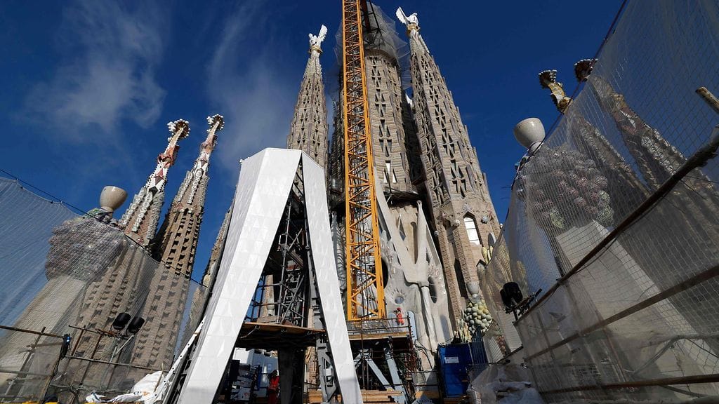 Sagrada Familia on katalonialaisen arkkitehdin Antonio Gaudin ikuisuusprojekti, jota on rakennettu pitkälti toista sataa vuotta.