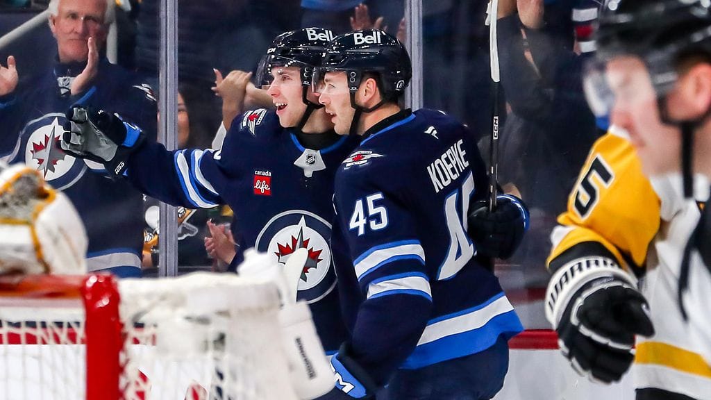 Winnipeg Jetsin Brad Lambert (vas.) tuuletti ensimmäistä NHL-maaliaan vierellä Cole Koepke.