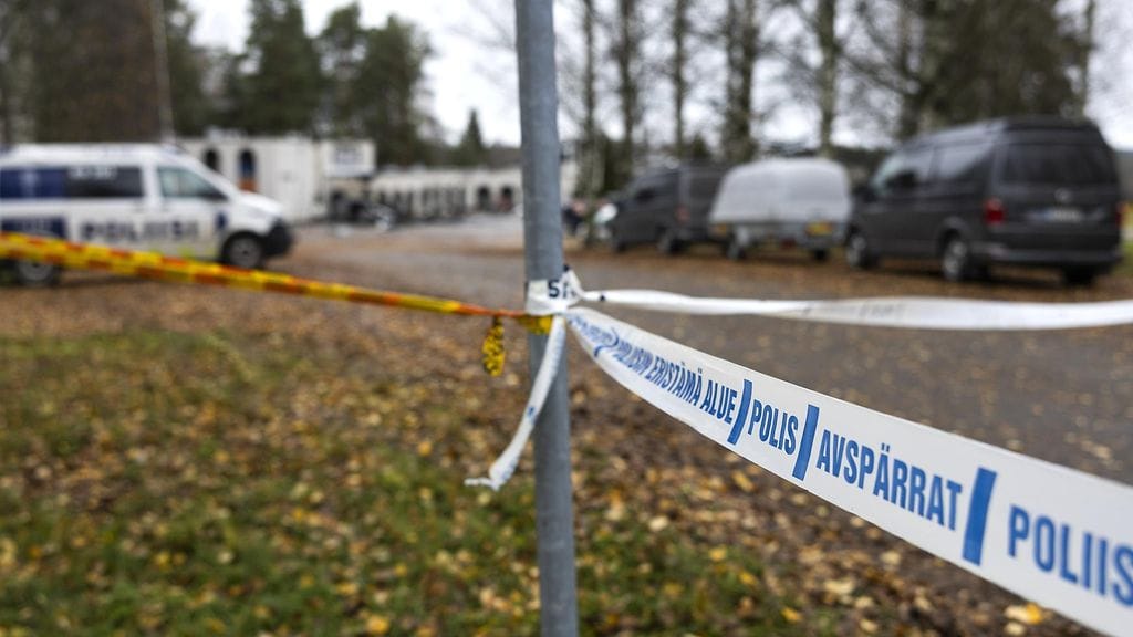 LK 2.11.2025 Poliisin eristämä hotelli Joronjälki Joroisissa 2. marraskuuta 2025. Joroisissa pakettiauto räjähti lauantaina hotellin parkkipaikalla, kaksi ihmistä löytyi kuolleina palopaikalta.