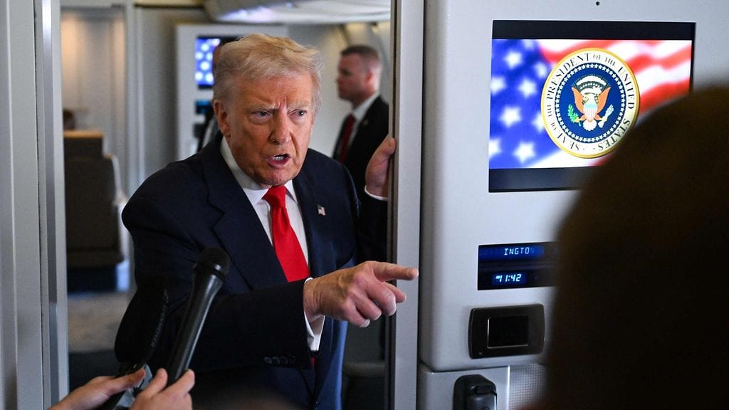 Yhdysvaltain presidentti Donald Trump uhkaili torstaina kuutta demokraattipäättäjää kuolemantuomiolla, koska nämä olivat kehottaneet asevoimien jäseniä olemaan tottelematta laittomia käskyjä.