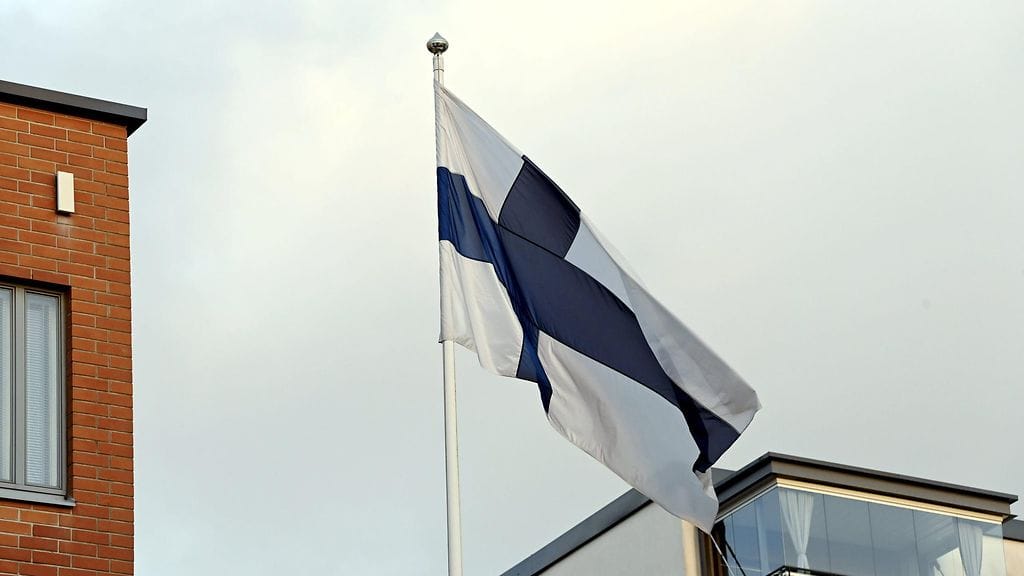 Suomen lippu liehuu lipputangossa ruotsalaisuuden päivän kunniaksi Espoon Suvelassa 6. marraskuuta 2021.