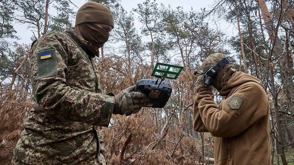 Ukrainalaisia sotilaita harjoittelemassa FPV-droonin käyttöä marraskuussa 2025.