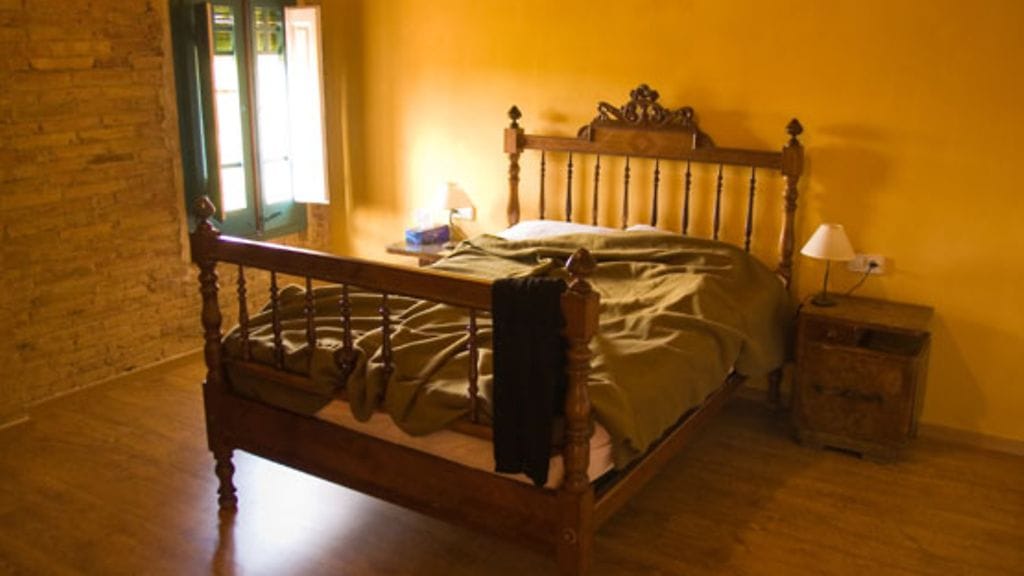 Sängyn historia kätkee sisäänsä niin myrkytysvaaraa kuin tukehtumiskuolemaa.