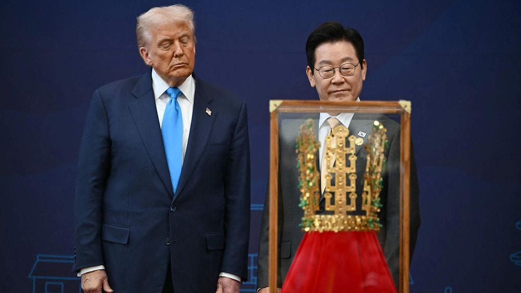 Yhdysvaltain presidentti Donald Trump Etelä-Korean presidentin Lee Jae Myungin vieressä Gyeongjussa 29. lokakuuta 2025. Heidän edessään kuninkaallisen kruunun kopio, joka lahjoitettiin Trumpille.