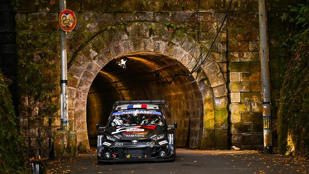 Sebastien Ogier määräsi tahdin Japanin MM-rallissa perjantaina.