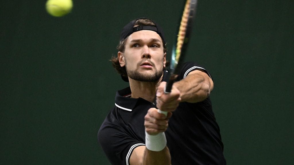 Otto Virtanen luovutti nelinpelivälierän.