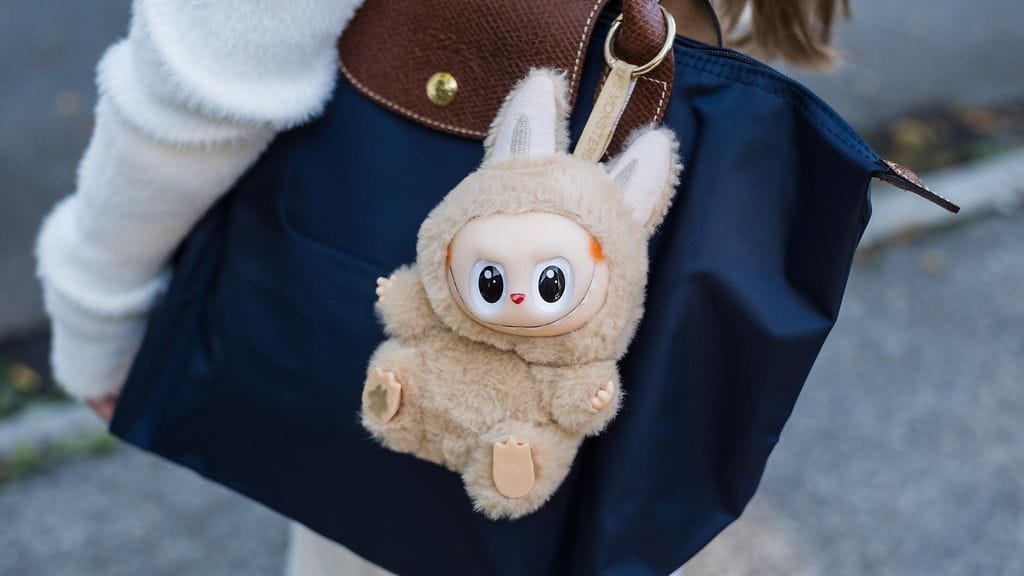 Labubu-nukeista on tullut järjetön trendi ympäri maailmaa, erityisesti nuorten keskuudessa.
Kysynnän vuoksi myös väärennettyjen Labubujen eli Lafufujen määrä on lisääntynyt markkinoilla.