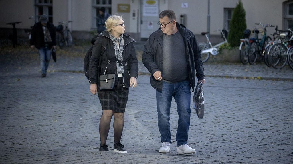 Anneli Auer sekä Jens Kukka (oik.) palaamassa lounastauolta Varsinais-Suomen käräjäoikeudessa Turussa 21. lokakuuta 2025.
