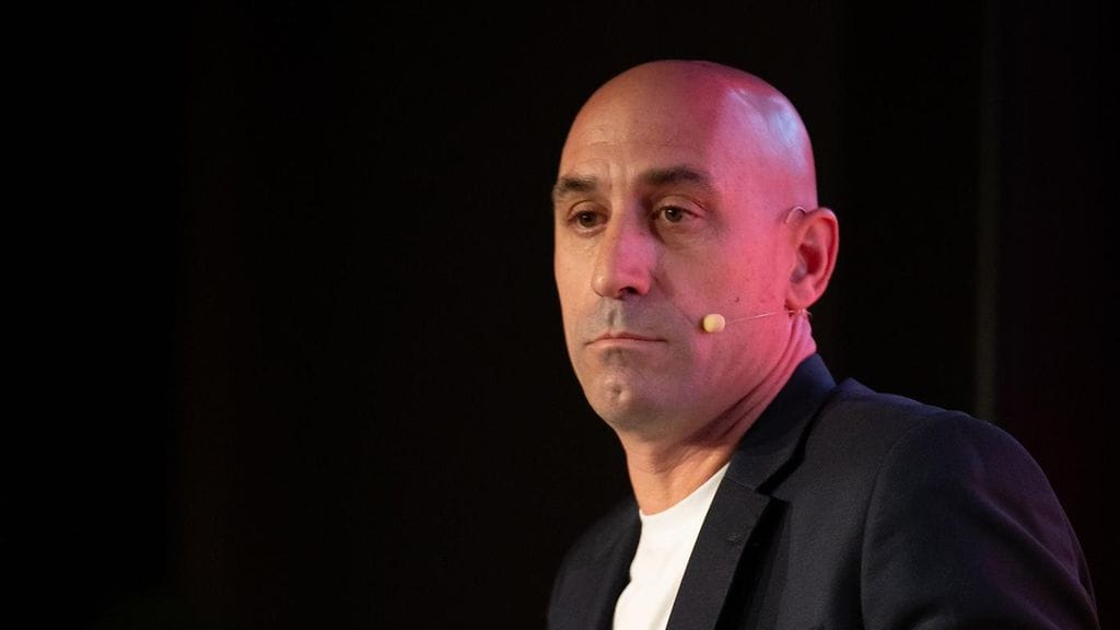 Luis Rubiales oli mainostamassa kirjaansa, kun isku tapahtui.
