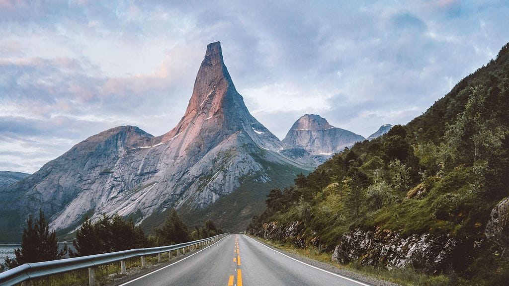 Kuvassa Norjan kansallisvuori Stetinden.