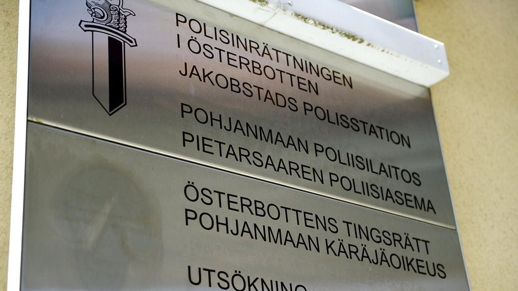 Pohjanmaan poliisilaitoksen Pietarsaaren poliisiasema sekä Pohjanmaan käräjäoikeus 18. kesäkuuta 2023.