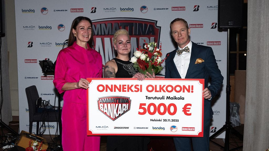 Vuoden 2025 sankarikuljettaja on Tarutuuli Maikola (keskellä). Palkinnon luovuttivat liikenne- ja viestintäministeri Lulu Ranne sekä Bridgestone Finlandin Jussi Huhta.