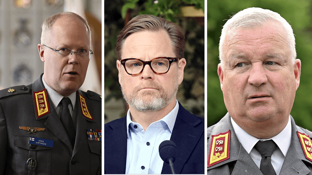 Puolustusvoimien kansliapäällikön virkaan ovat vahvoilla Pääesikunnan päällikkö, kenraaliluutnantti Vesa Virtanen (vas.) ja Puolustusvoimien strategiapäällikkö, kenraalimajuri Sami Nurmi (oik.). Lisäksi vahvoihin hakijoihin kuuluu puolustusministeriön puolustuspoliittisen osaston päällikkö, ylijohtaja Janne Kuusela (kesk.).