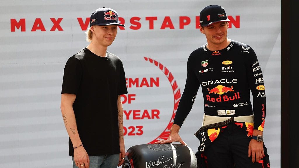 Kalle Rovanperä jakoi Max Verstappenille palkinnon Abu Dhabissa marraskuussa 2023. Verstappen huomioitiin eniten paalupaikkoja kyseisellä kaudella ajaneena F1-kuljettajana.