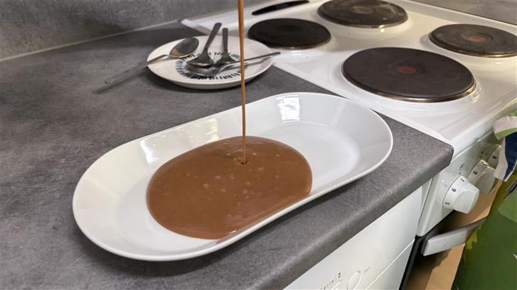 Kokki Jouni Toivainen valmisti kastikkeen Viiden jälkeen -ohjelmassa perjantaina 28.11.25.