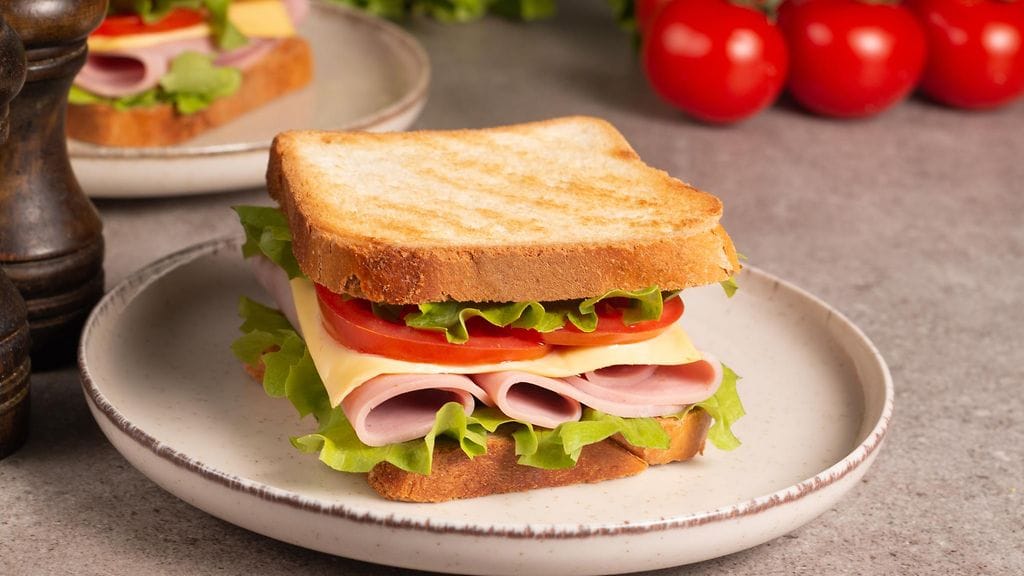 Näin paksulla voileivällä ei ennätystenkirjaan päästä. Kuvituskuva.