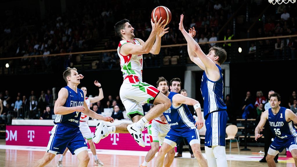 Unkarin pisteniekka Zoltan Perl vauhdissa Suomea vastaan.