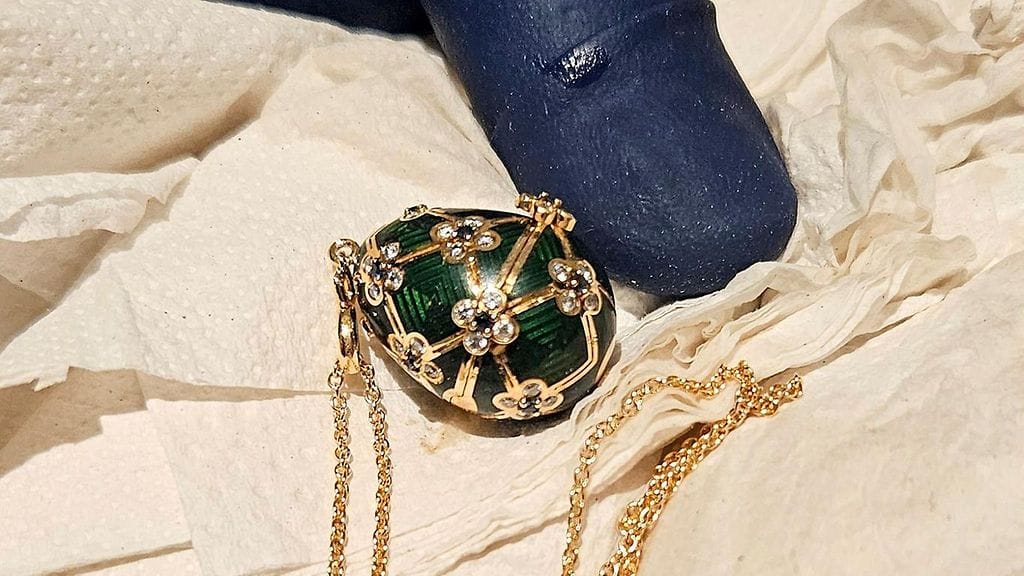 Poliisi julkaisi kansainväliseen levitykseen kuvan miehen sisältä poistuneesta korusta.