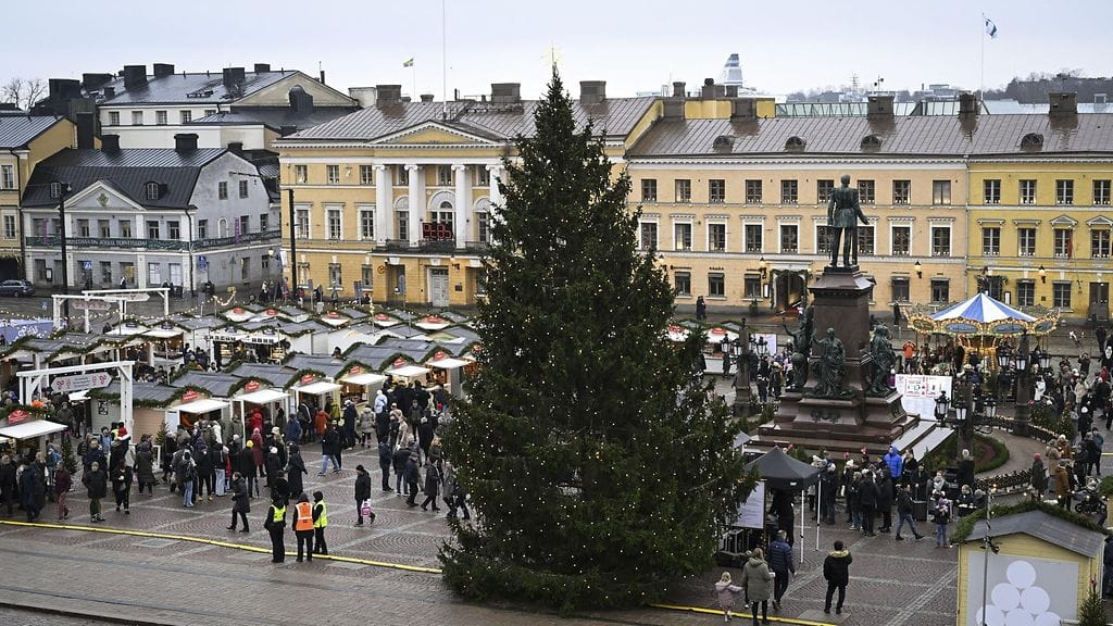 LK 5.12.2025 Ihmisiä Tuomaan Markkinoilla Helsingin Senaatintorilla 30. marraskuuta 2025 harmaassa ja lauhassa talvisäässä..
