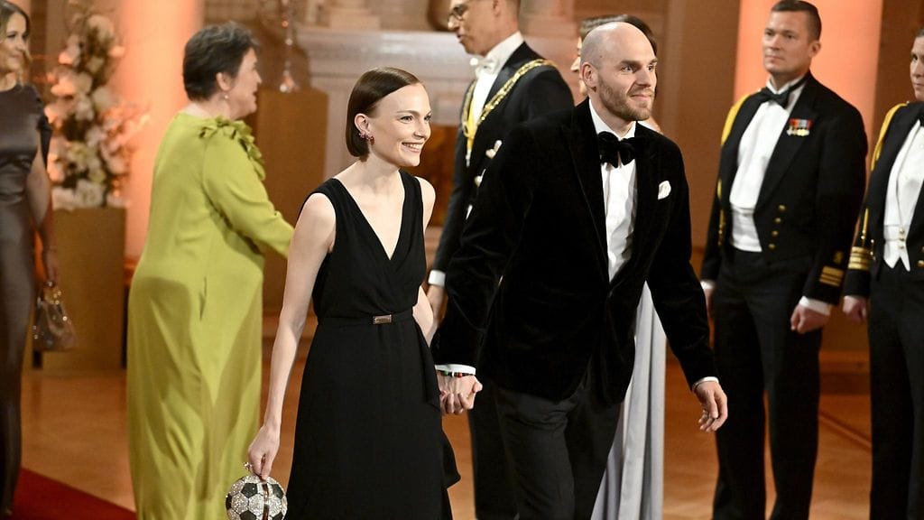 Minja Koskela ja Timo Furuholm saapumassa linnan juhliin.