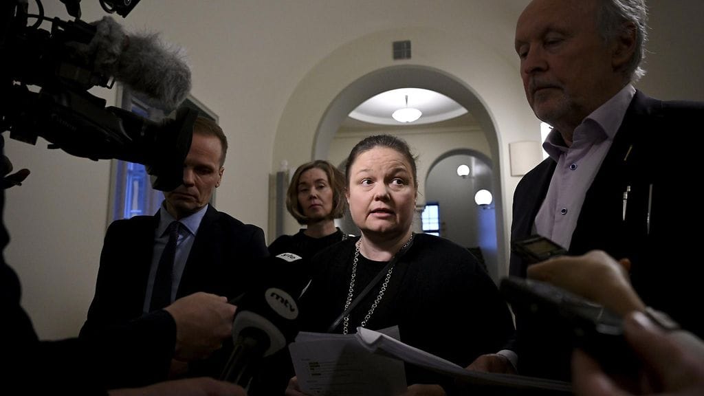 Valiokunnan puheenjohtaja Krista Kiuru (sd.) viestitti STT:lle, että sunnuntain kokoukselle on varattu aikaa iltaseitsemään asti ja molemmista asialistan asioista on tarkoitus laatia valiokunnan mietinnöt.