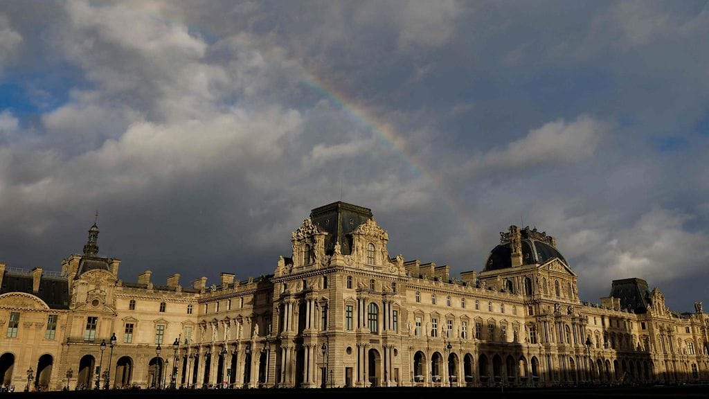 Sateenkaari kohosi Louvren museon ylle myöhäisen iltapäivän auringonvalossa Pariisissa lauantaina.