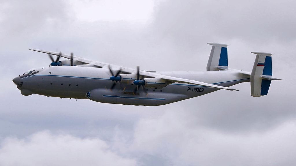 Venäläinen Antonov An-22 -sotilaskuljetuskone. Kuvituskuva.