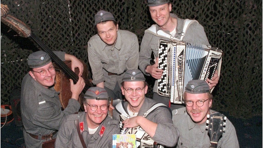 Kuvaa Korsuorkesterista vuodelta 1996. Pekka Hartonen alarivissä vasemmalla pitelee yhtyeen tuolloin julkaistua "Maastoudutaan" -albumia.