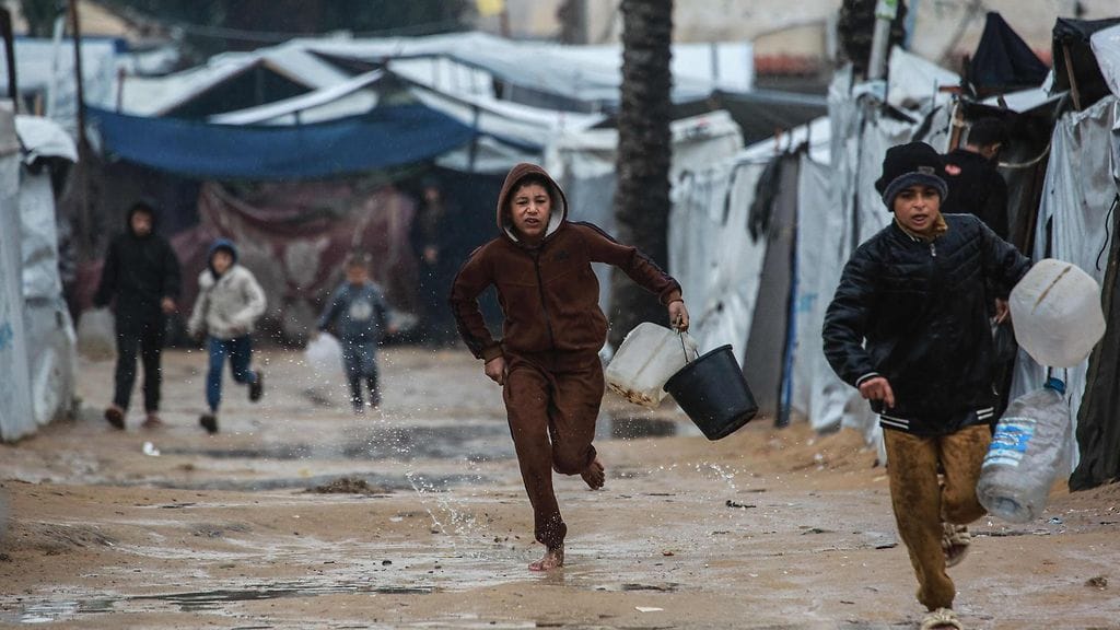 Poikia juoksentelemassa Gazan kaistalla 11. joulukuuta.