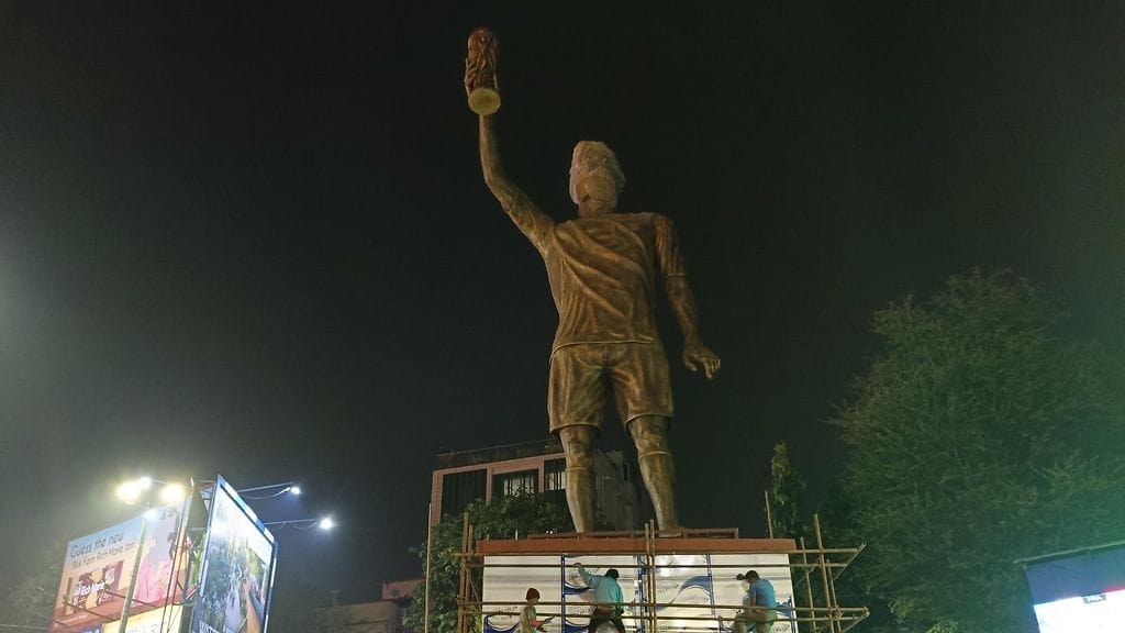 Lionel Messin valtava patsas nähdään Intian Kalkutassa.